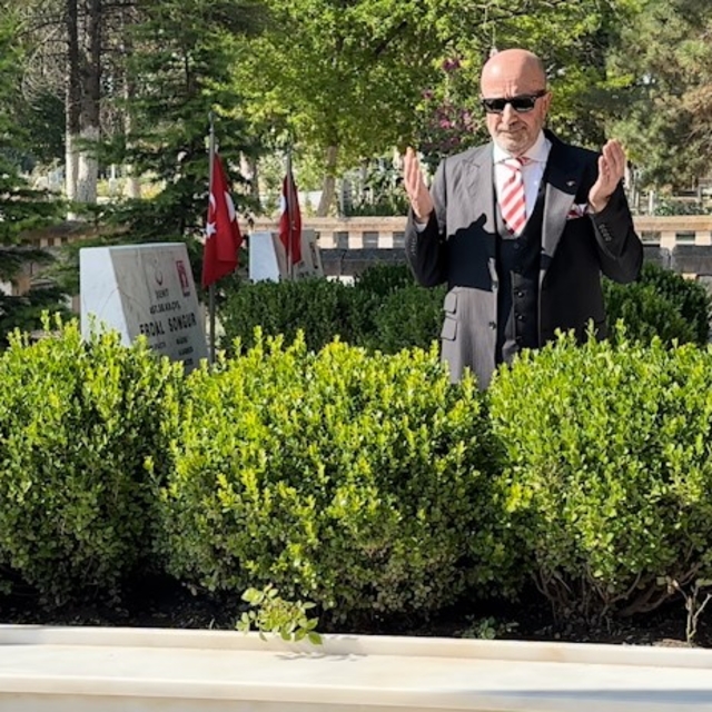 Dönemin Özel Kuvvetler Komutanı Aksakallı, Şehit Ömer Halisdemir'in kabrini...