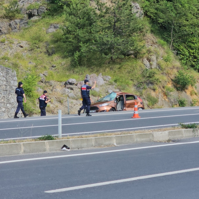 Otomobil tırla çarpıştı, yaşlı çift hayatını kaybetti