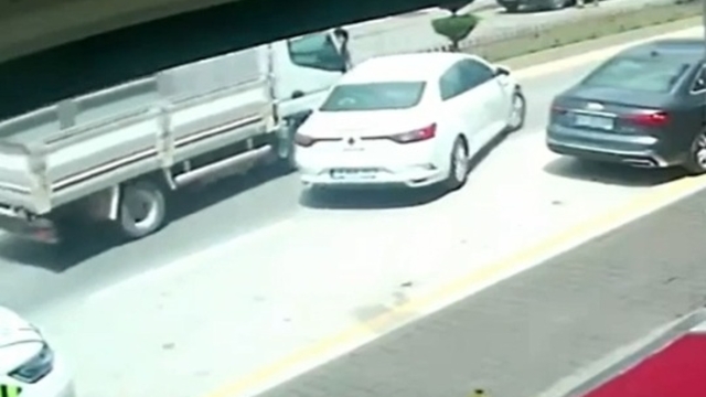 Otomobile kamyonetin çarptığı kaza kamerada