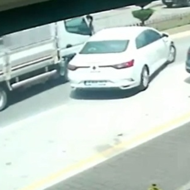 Otomobile kamyonetin çarptığı kaza kamerada