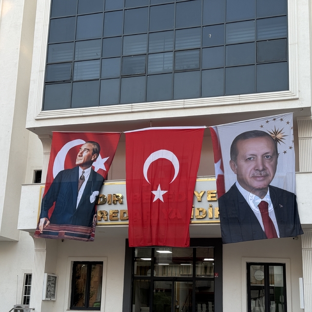 DEM Partili Iğdır Belediyesi binasına Cumhurbaşkanı Erdoğan'ın posteri asıl...
