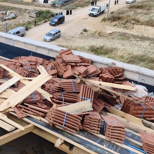 Kiremitlerin altında kalan 2 işçi yaralandı