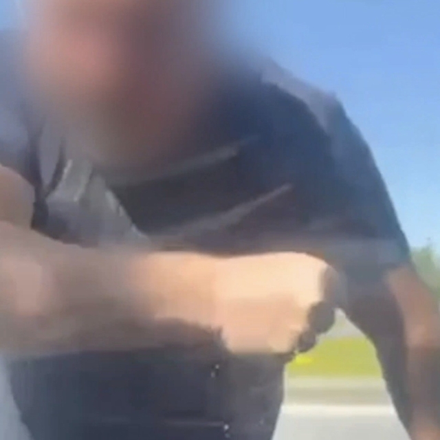 Trafikte araçtan inerek, otomobili tekmeleyen sürücüye 180 bin TL ceza yazı...