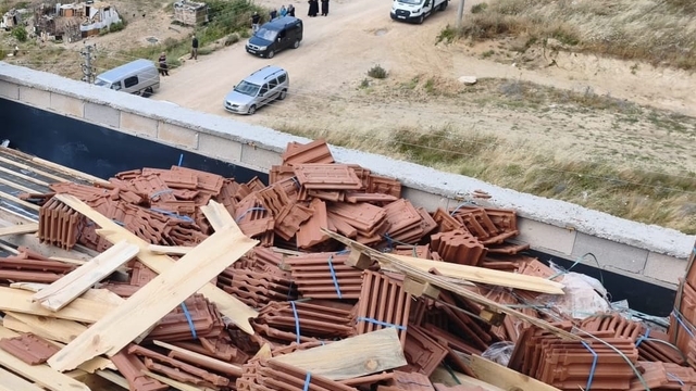 Bursa'da çatıda devrilen kiremitlerin altında kalan 2 işçi yaralandı