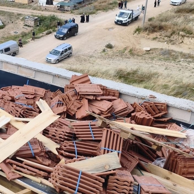 Bursa'da çatıda devrilen kiremitlerin altında kalan 2 işçi yaralandı