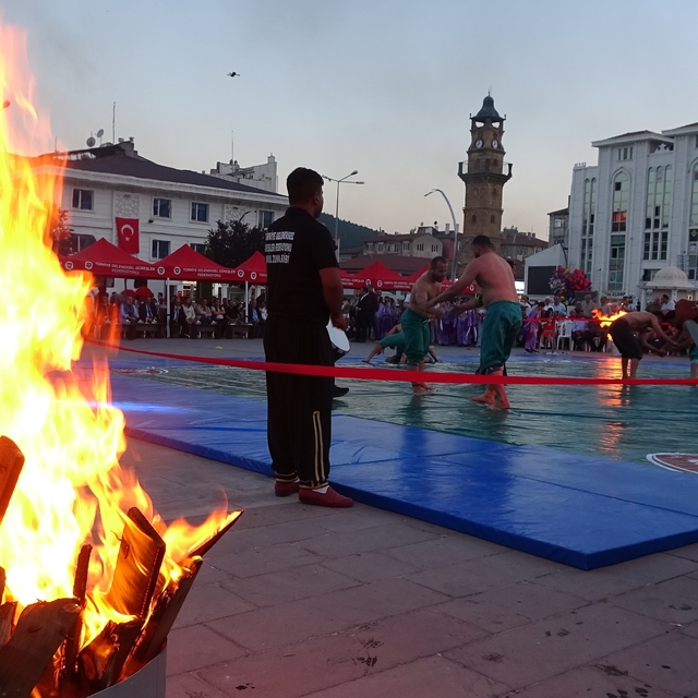 Yozgat'ta 15 Temmuz, ata sporu Karakucak Güreşleri ile anıldı