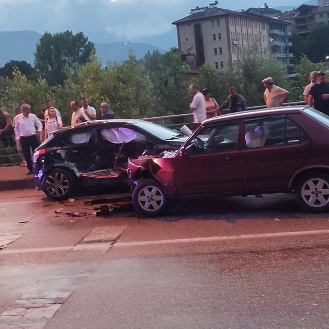 Yağışlı yolda iki otomobil çarpıştı: 4 yaralı