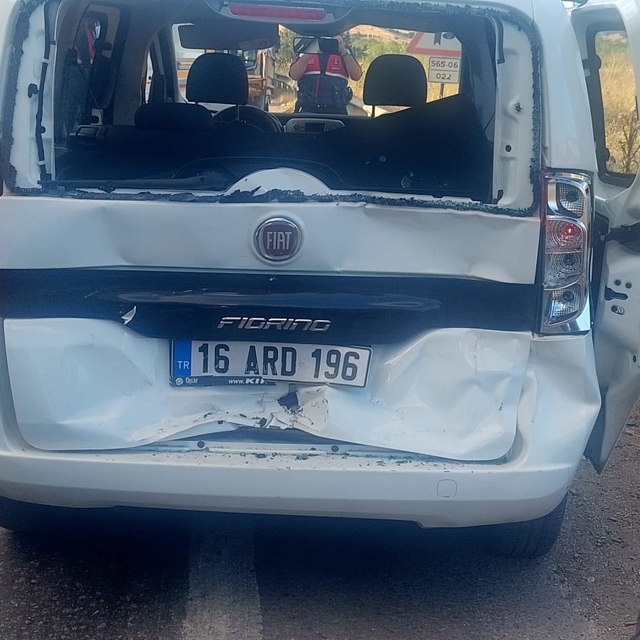 Susurluk'ta tır ile aracın çarpıştığı kazada 1 kişi yaralandı