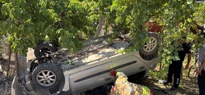 Takla atarak bahçeye uçan otomobilin sürücüsü yaralandı