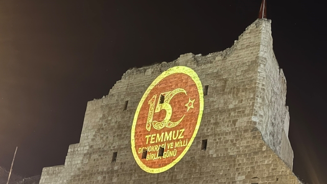 3 bin yıllık Birecik Kalesi'nde 15 Temmuz'a özel ışık gösterisi