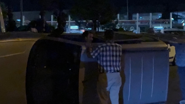 Kaza yaptığı aracıyla gitmek istedi, ekiplere zor anlar yaşattı
Kazada yan yatan aracın içine giren sürücü araçtan yaklaşık 1 saat eşya topladı
Kayseri'de otomobille hafif ticari araç çarpıştı: 3 yaralı