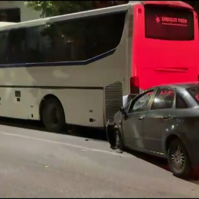 Alkollü sürücü önce duvara sonra otobüse çarptı: 2 ağır yaralı