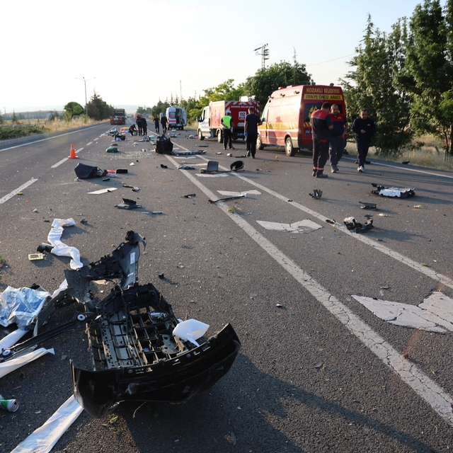 Kaza sonrası ortalık savaş alanına döndü: Aynı aileden 3 ölü 1 yaralı