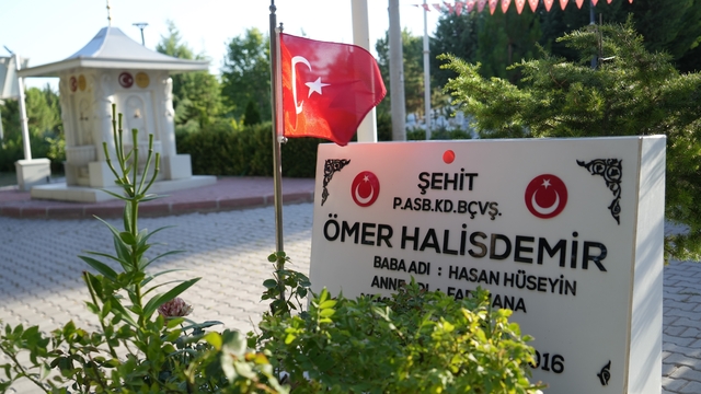 Türkiye'nin dört bir yanından Şehit Ömer Halisdemir'in kabrine ziyaret