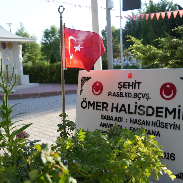 Türkiye'nin dört bir yanından Şehit Ömer Halisdemir'in kabrine ziyaret