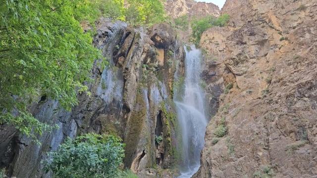 Hakkari'deki Ava Ore Şelalesi mest ediyor