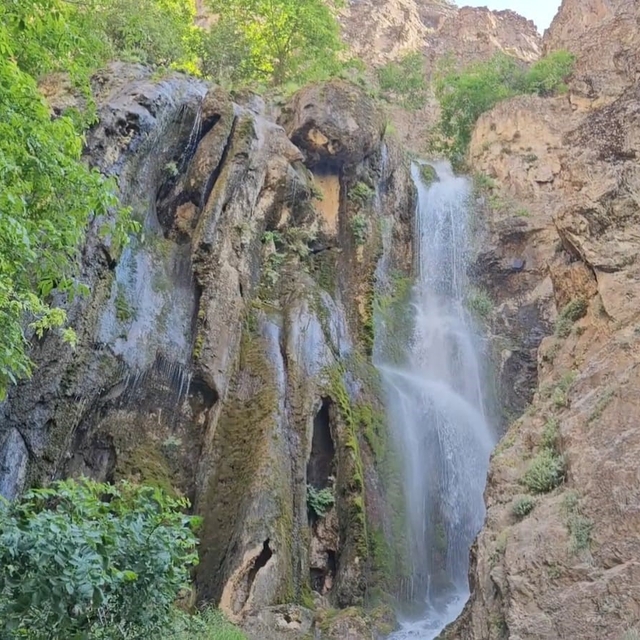 Hakkari'deki Ava Ore Şelalesi mest ediyor
