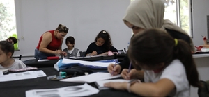 Anne ve çocukları karakalem tezhip çalışması yaptı