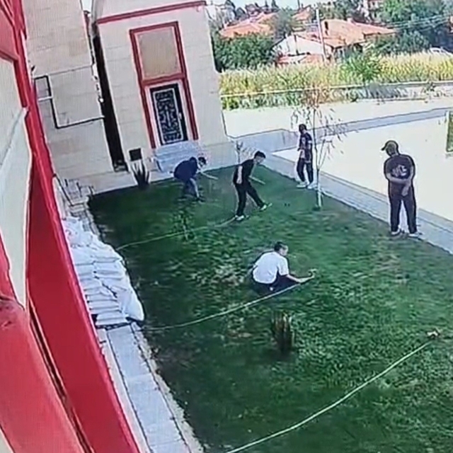 Kütahya'da caminin sulama fıskiyelerine zarar verdiler: O anlar kameraya ya...
