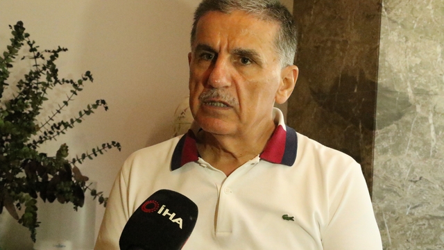 FETÖ, hain amacına ulaşmak için sınırdaki askeri çekmiş
Dönemin Hatay Valisi Ercan Topaca:
"İhanet o kadar büyük ki, devletin kendilerine emanet ettiği, ülkemizin ve milletimizin güvenliğinin olmazsa olmaz şartı olan sınırı bile, o gece bu hain amaçlarına ulaşabilmek için boşaltabilecek kadar alçalmışlardı"
"Darbe girişiminde sınırdaki askerleri kullanmak üzere Hatay merkeze getirmişler. Sınırı bomboş bırakmışlar. 3 gün boyunca sınır yol geçen hanına dönmüş"