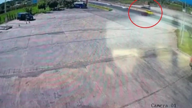Alkollü sürücü önce bariyerlere, ardından seyir halindeki taksiye çarptı
Sürücünün ehliyetine 6 aylığına el konuldu