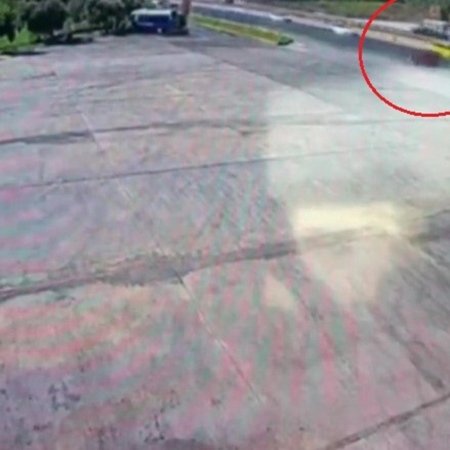Alkollü sürücü önce bariyerlere, ardından seyir halindeki taksiye çarptı
Sü...