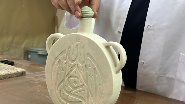 El ile şekillendirilen seramiğin fırından çıkıp son halini alması 1 hafta sürüyor
Eskişehir Olgunlaşma Enstitüsü Usta Öğreticisi Necdet Yanıkoğlu:
"Geleneksel ve ilkel yöntemlerle çalışıyoruz"