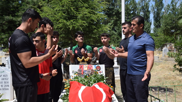 Şampiyon sporcular, şehit polis memurunun mezarına madalyalarını bırakıp, dua etti