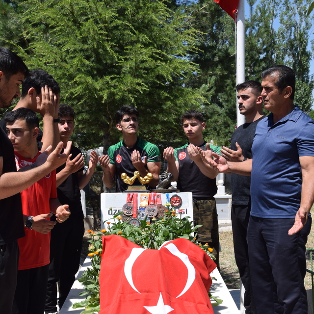Şampiyon sporcular, şehit polis memurunun mezarına madalyalarını bırakıp, d...