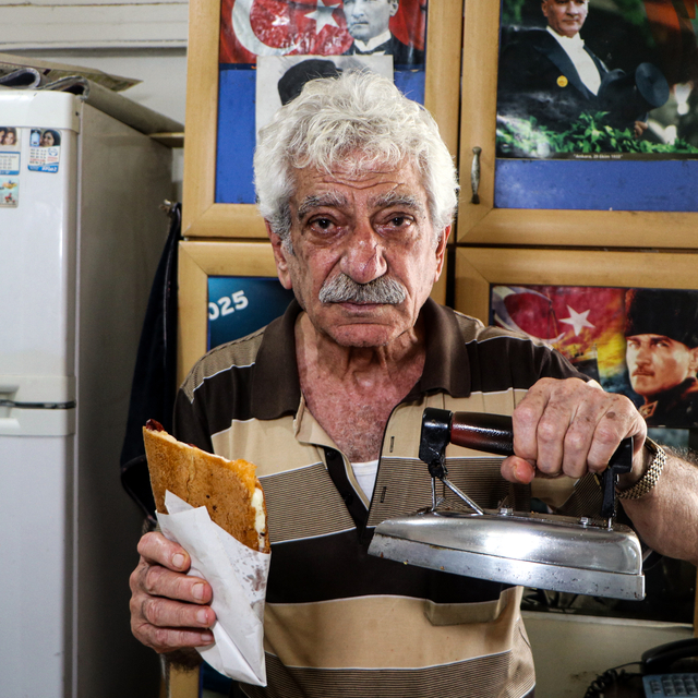 15 metrekarelik dükkanında, 50 yıldır aynı ütüyle 'ütü tostu' yapıyor