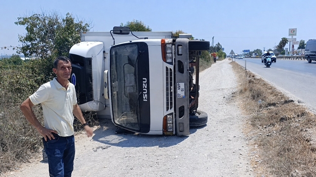 Devrilen kamyondan burnu kanamadan çıktı, aracının başında ekipleri bekledi