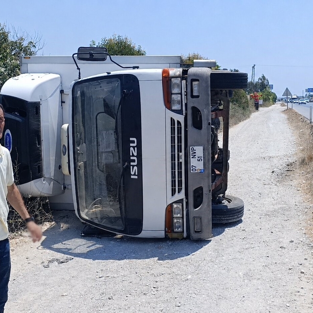 Devrilen kamyondan burnu kanamadan çıktı, aracının başında ekipleri bekledi