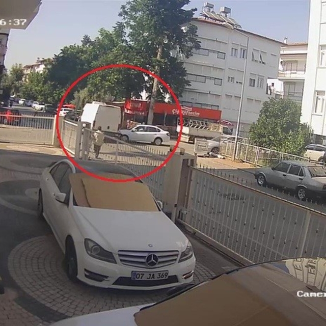Kamyonet ile otomobil kavşakta çarpıştı, vatandaşlar 'sürekli kaza oluyor'...