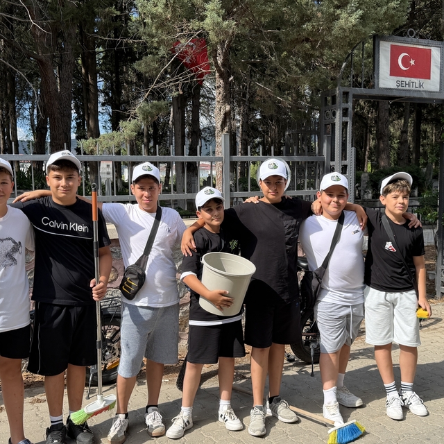 Küçük yüreklerden büyük vefa: Şehitliği temizleyip güllerle donattılar