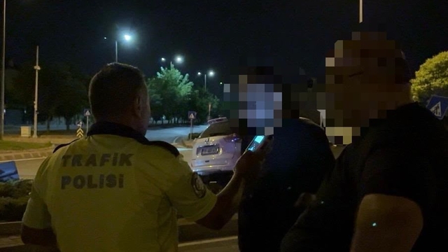 Kaza yapan sürücü yerine başkasını getirdi, kamera oyunu bozdu
Kayseri'de alkolmetreyi üflemeyi redderek, kaçan şahsa 150 bin TL ceza yazıldı
