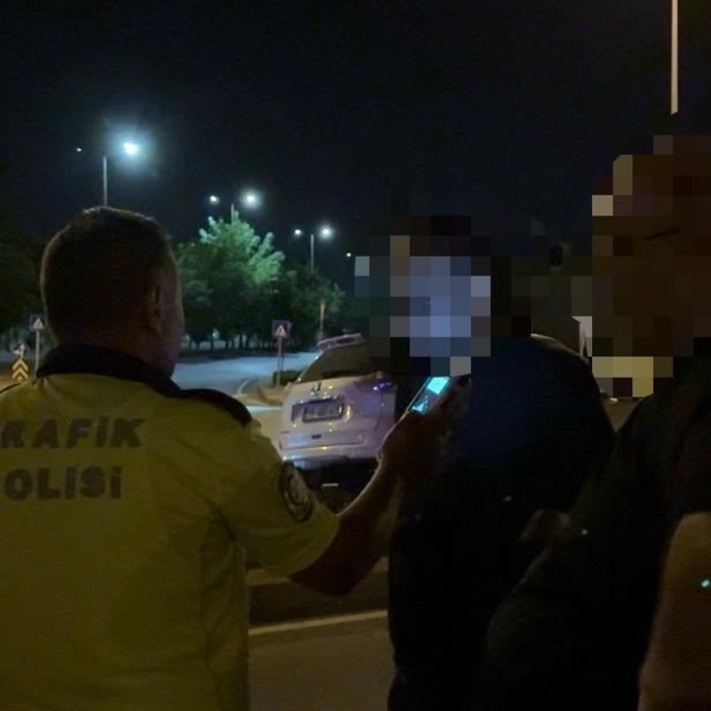 Kaza yapan sürücü yerine başkasını getirdi, kamera oyunu bozdu
Kayseri'de a...