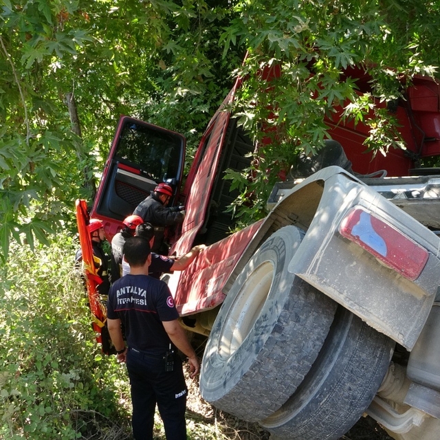 Devrilen çekici çınar ağacına takıldı sürücü araç içinde sıkıştı
Dere yatağ...