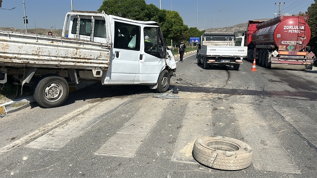 Sivas'ta iki kamyonet kavşakta çarpıştı: 5 yaralı