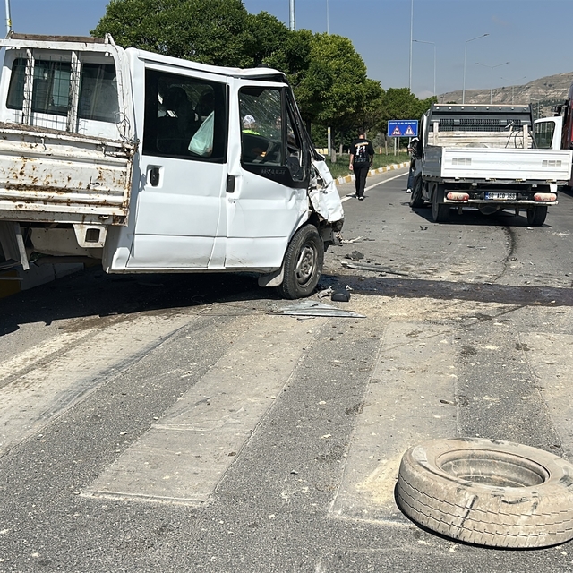 Sivas'ta iki kamyonet kavşakta çarpıştı: 5 yaralı