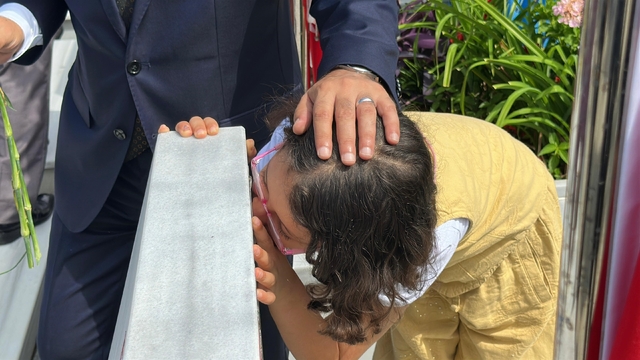 Şehitlikte duygusal anlar: Minik Elif hiç görmediği dayısının mezarını defalarca öptü