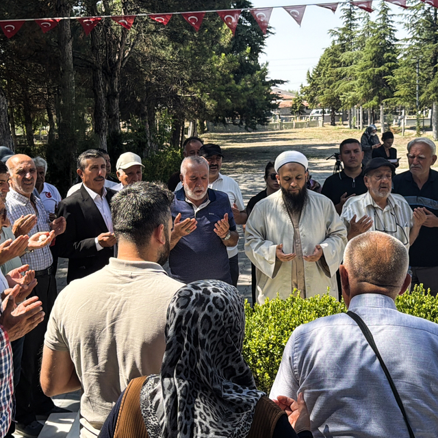 Şehadetinin 10'uncu yıl dönümünde Ömer Halisdemir'in kabrine ziyaretçi akın...