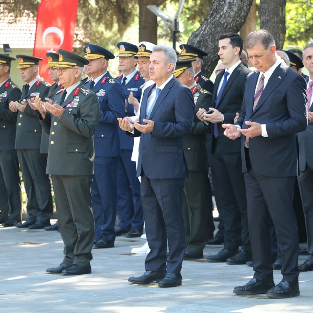İzmir'de 15 Temmuz şehitleri dualarla anıldı