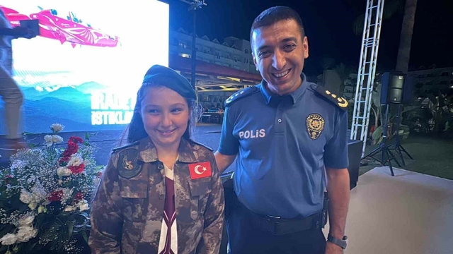 15 Temmuz şehidinin yeğenine Özel Harekat üniforması hediye edildi
