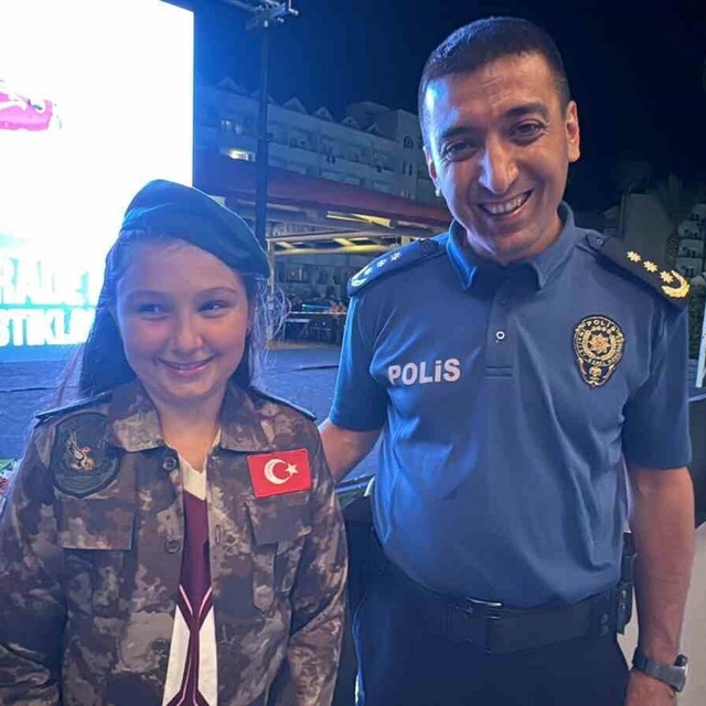 15 Temmuz şehidinin yeğenine Özel Harekat üniforması hediye edildi