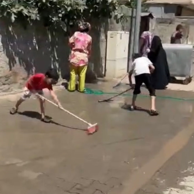 Batman'da onarım sonrası temizlenmeyen yolları vatandaşlar temizledi