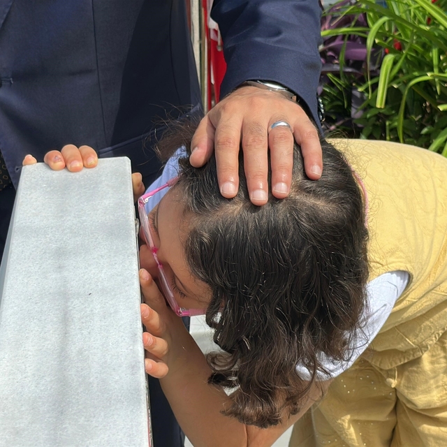 Şehitlikte duygusal anlar: Minik Elif hiç görmediği dayısının mezarını defa...