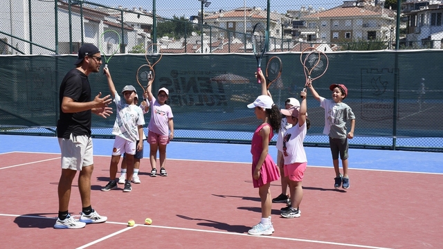 Kuşadası'nda ücretsiz Yaz Spor Okulları kapılarını açtı