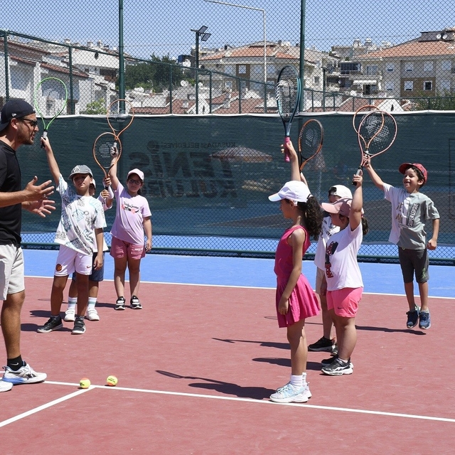 Kuşadası'nda ücretsiz Yaz Spor Okulları kapılarını açtı