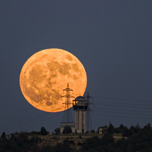 Astrofotoğrafçı 'Çilek Dolunayı'nı böyle görüntüledi