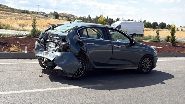 Çorum'da tır ile çarpışan otomobil kullanılmaz hale geldi